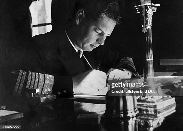 König von Rumänien 1927-1930sowie 1940-1947- an seinem Arbeitsschreibtisch- Foto: Kriegsberichterstatter Ferd. Fritsch - PBZ