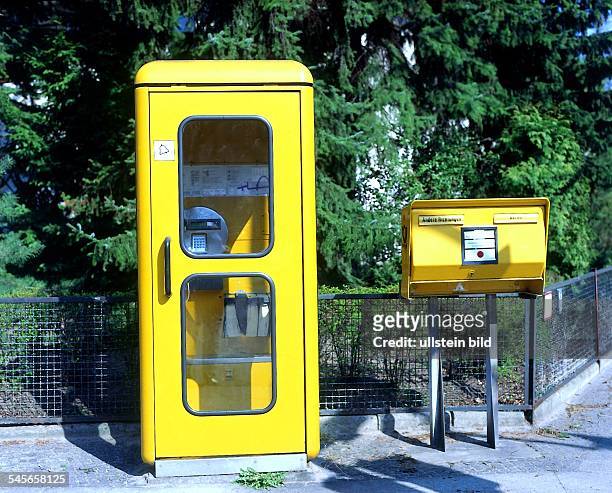 Telefonzelle und Briefkastenin Berlin- 1997