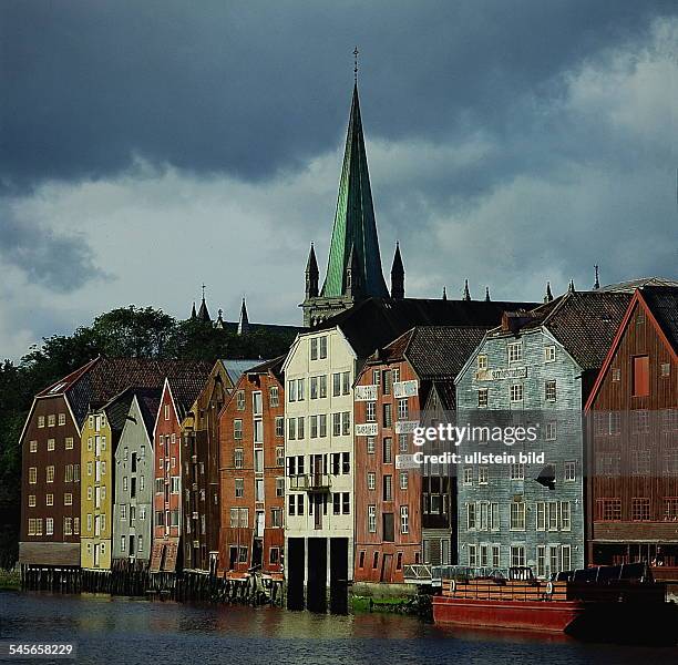 Sor Trondelag / Trondheim: Lagerhäuser amNidelva Fluß mit Nidaros Kathedrale- o.J.