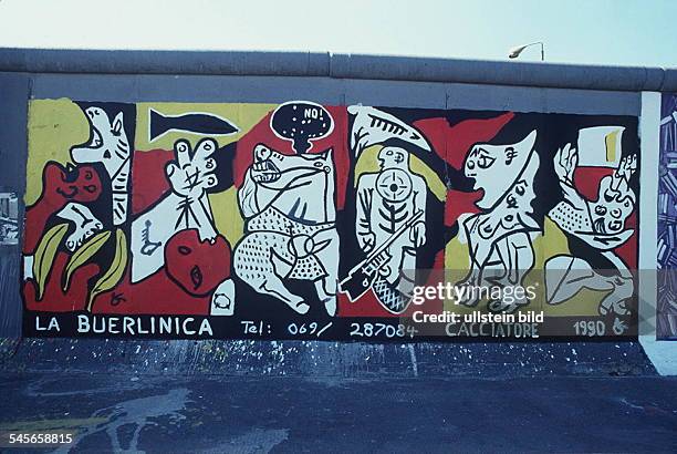 `East-Side-Gallery' auf der Ostseite derMauer in der Mühlenstrasse; diebemalten Mauerstücke sollen auch nachÖffnung der Grenze erhalten bleiben- 1990