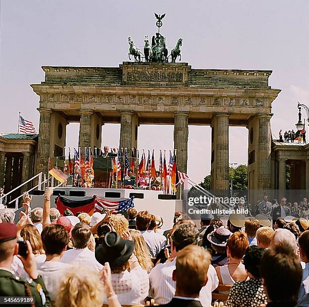 Staatsbesuch des amerikanischenPräsidenten Bill Clinton in Berlin:Menschenmenge vor dem BrandenburgerTor während der Rede Clintons