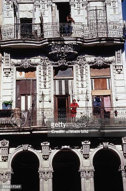 Restaurierte Hausfassaden , eine Frau steht auf dem Balkon- 1999