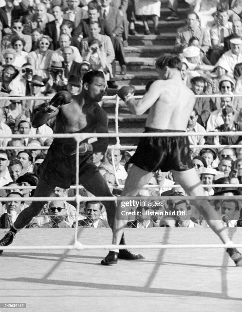 Robinson, Sugar Ray - Boxer, USA/ Kampf gegen Gerhard Hecht (r.) i.d. Waldbuehne, Berlin