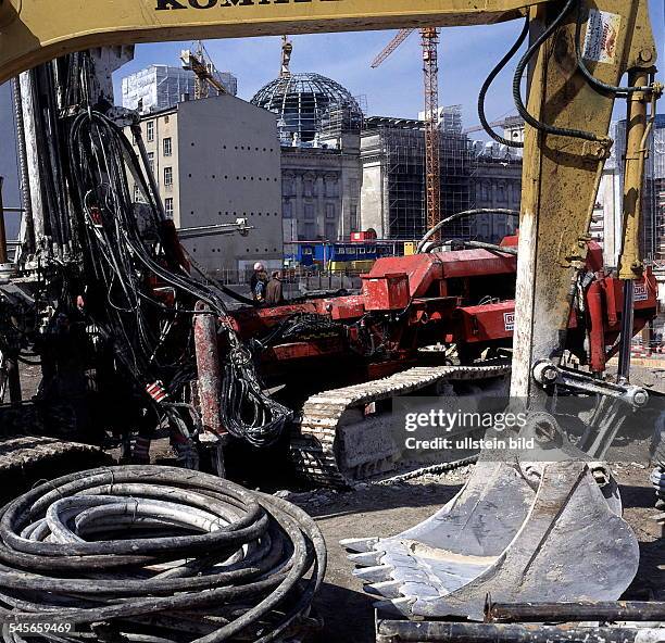 Bagger und andere Baumaschinen auf derBaustelle der Dorotheenblöcke hinterdem Reichstagsgebäude - April 1998