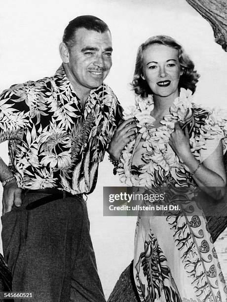 Gable, Clark *-+Schauspieler, USA- mit seiner vierten Frau Sylvia Hawkes in Honolulu- Maerz 1950