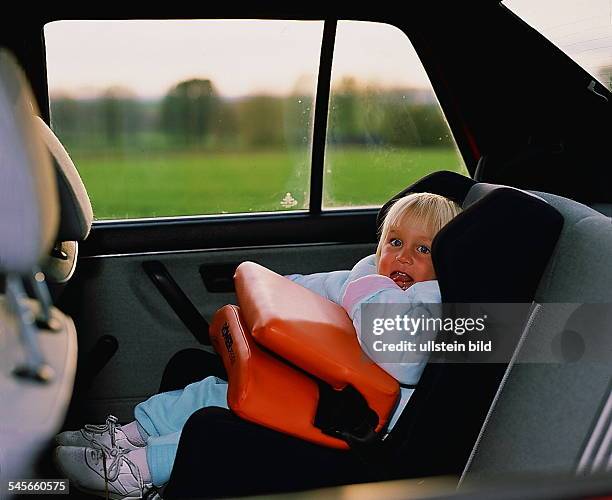 Kleinkind im Auto-Kindersitz- 1994