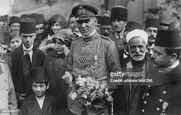 Caresse crosbyMarineoffizier, DKapitänleutnant von Mücke bei seinerAnkunft in Haidar Pascha , Mai 1915.