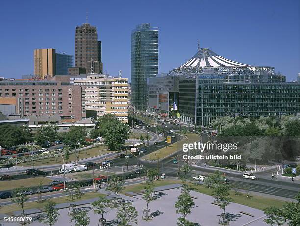 Links die Neubauten von Sony , rechts die Neubauten von debis. Dazwischen die Potsdamer Strasse - September 2000