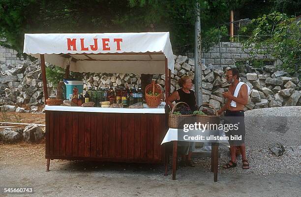 Verkaufsstand mit Obst und Getränken auf der Insel Mljet / Dalmatien- August 2001