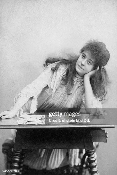 1937Schauspielerin, DHalbfigur an einem Tisch mit Spielkarten- 1895Fotografie von K.u.K. Hof-Atelier Adele