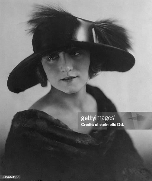Eveline NesbitSchauspielerinPorträt mit Nerzstola und Hut von Altmann- veröff. Dame 1/1921Foto: Ernst Sandau