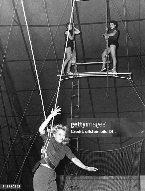 Baal, Karin *-Schauspielerin, D- beim Training am Trapez im Zirkus Medrano- August 1956