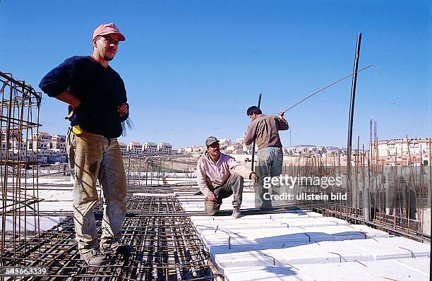 Siedlungsbau: palästinensischeBauarbeiter auf einer Baustelle beiKiryat Sefer col- Ende 1996