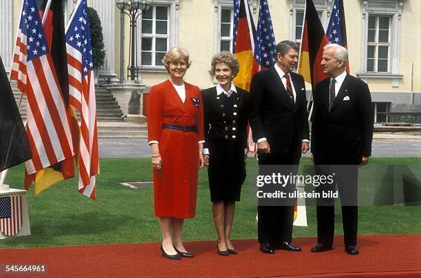 Empfang durch den Bundespräsidenten vordem Schloss Bellevue - v.l.n.r.:Marianne v.Weizsäcker, Nancy und RonaldReagan, Richard v.Weizsäcker