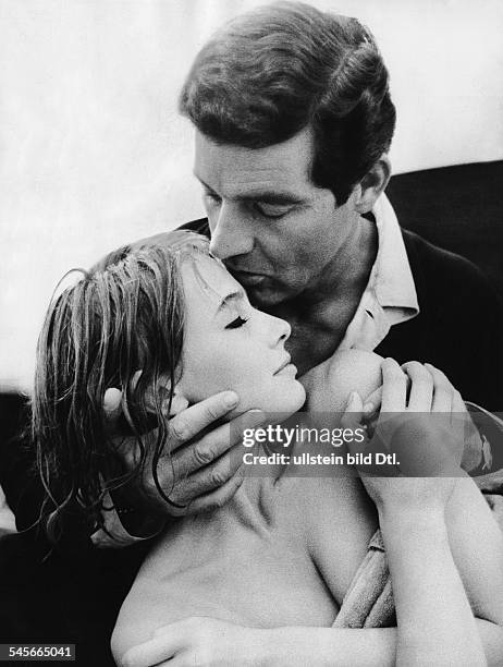 Renzi, Eva *-+Schauspielerin, D- mit Paul Hubschmid in dem Film 'Playgirl', Regie: Will Tremper, D- 1967