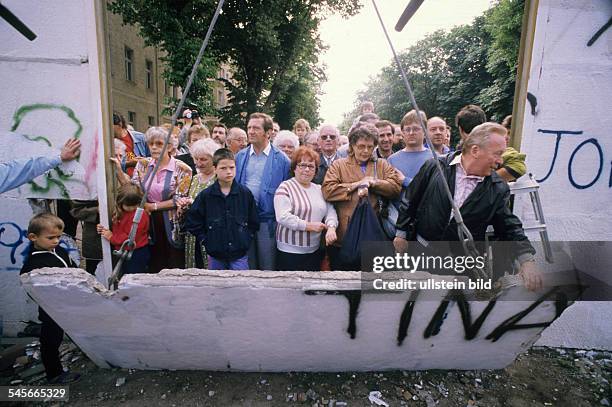 Beginn des endgültigen Abrisses der Mauer:Leute drängen sich an einem Durchbruchan der Bernauer /Ecke Ackerstrasseim Bezirk Wedding