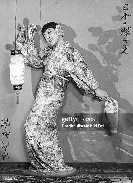 Hatsue Yuasa - Singer, Japan- full-figure portrait in a Kimono - 1935- Photographer: Franz Fiedler- Published by: 'B.Z.' Vintage property of ullstein...