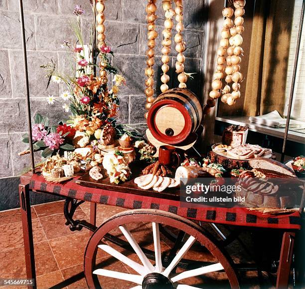 Buffetwagen mit Wurst, Fleisch undeinem Bierfass im Interhotel "Elephant"in Weimar- 1977