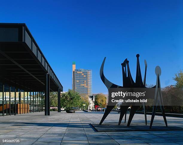 Teilansicht mit einer Plastik vonAlexander Calder, im Hintergrunddie debis - Zentrale am Potsdamer Platz- 1998