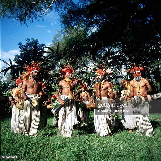 Angehörige des Wika - Stammes intraditionellen Kostümen und mit Trommelnbei einem Tanz in dem Dorf Aviamp / Mt.Hagen - 1998