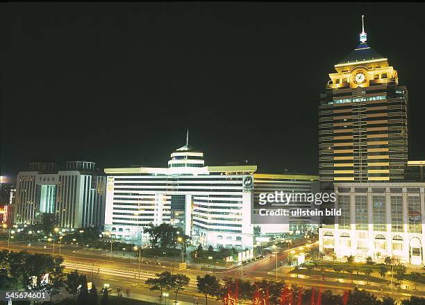 Moderne Büro- und Verwaltungsgebäude in der Jianguomenwai Avenue - Nachtaufnahme 2001