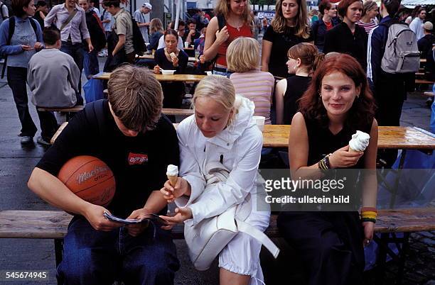 Jugendliche essen Eis bei einem Fest auf dem Gelände des Jugendclubs "all eins" in Köpenick- Mai 2001