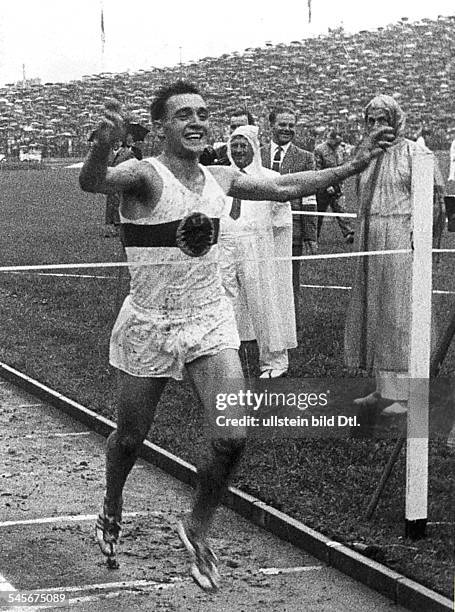 Leichtathlet BRDbeim Passieren der Ziellinie alsSieger im 10.000-m-Lauf beimLeichtathletik-Länderkampf zwischender BRD und der UdSSR, den die BRDmit...