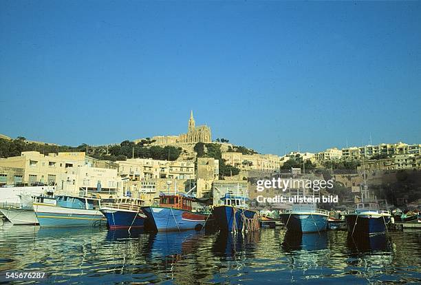 Gozo, Hafen von Mgarr mit Fischerbooten- 1995
