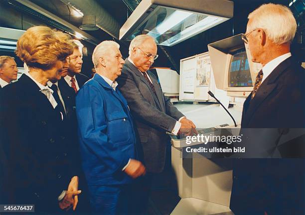 Eröffnung des `Druckhaus Spandau' der Axel Springer AG in Berlin-Spandau :Bundeskanzler Helmut Kohl setzt mit einem Knopfdruck die neue Rotation...