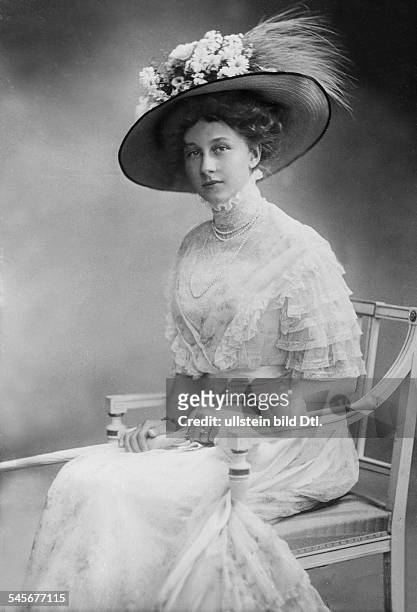 Viktoria Luise von Preussen *13.09.1892-+Herzogin von Braunschweig, DTochter Kaiser Wilhelms II.- Portrait, traegt ein weisses Kleid und einen...