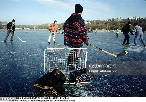 Eishockeyspieler auf der vereisten Havel- Januar 1996