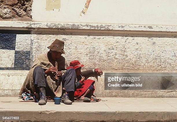 Flötenspieler und Kind beim Betteln inden Strassen von Puno am Titicacasee- 1993