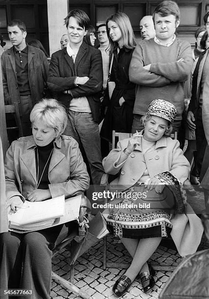 Schneider, Magda *-+Schauspielerin, D- als Zuschauerin bei Dreharbeiten zudem TV-Film 'Frau ohne Kuss'- 1970