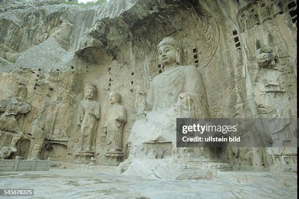 Steinstatue eines Sitzenden Buddha in derFenxia si - Höhle der Long Men - Grottenbei Luoyang / Provinz Henan - 1995