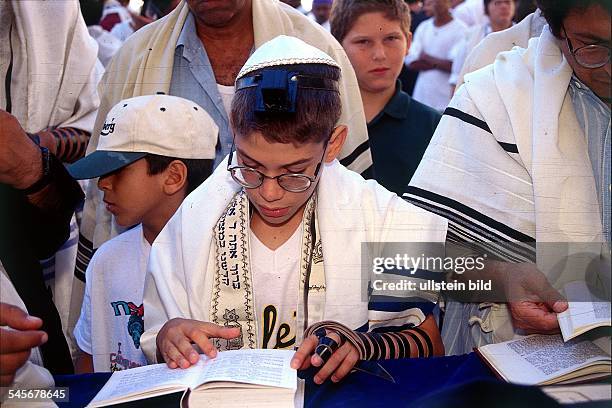 Bar Mitzvah Feier in JerusalemJunge mit Gebetsschal undTefillin - 1997