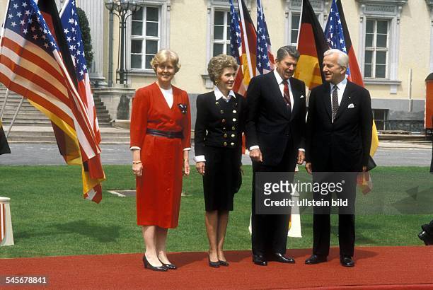 Empfang durch den Bundespräsidenten vordem Schloss Bellevue - v.l.n.r.:Marianne v.Weizsäcker, Nancy und RonaldReagan, Richard v.Weizsäcker
