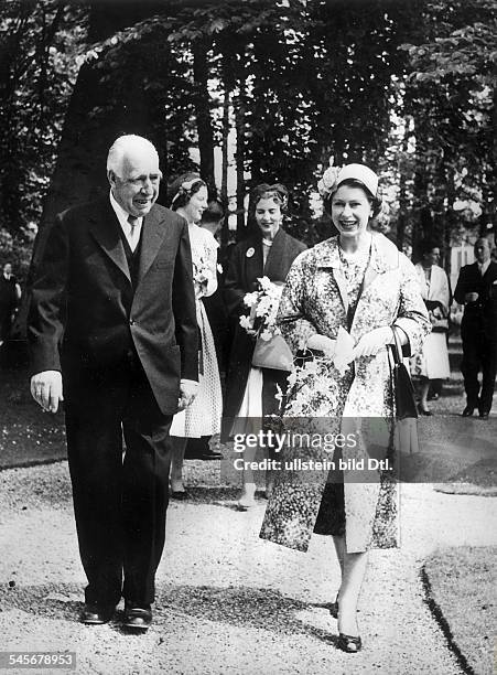 Bohr, Niels Henrik David *07.10.1885-+Physiker, DaenemarkNobelpreis fuer Physik 1922- Elizabeth II., Koenigin von England, im Gespraech mit N.B.,...