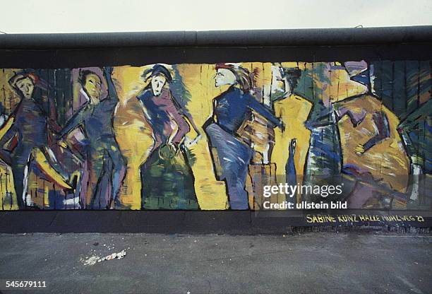 `East-Side-Gallery' auf der Ostseite derMauer in der Mühlenstrasse; diebemalten Mauerstücke sollen auch nachÖffnung der Grenze erhalten bleiben- 1990