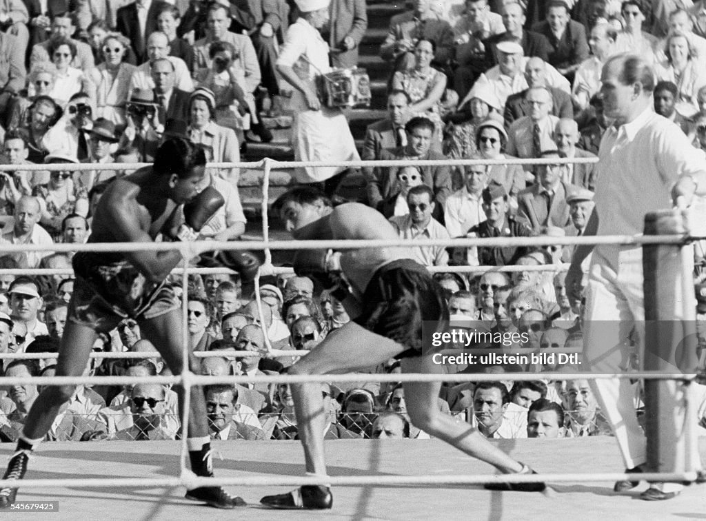 Robinson, Sugar Ray - Boxer, USA/ Kampf gegen Gerhard Hecht (r.) i.d. Waldbuehne, Berlin