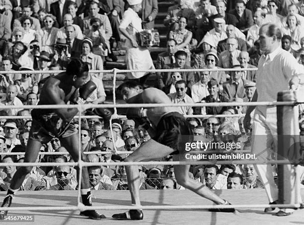 Robinson, Sugar Ray - Boxer, USA/ Kampf gegen Gerhard Hecht (r.) i.d...., News Photo
