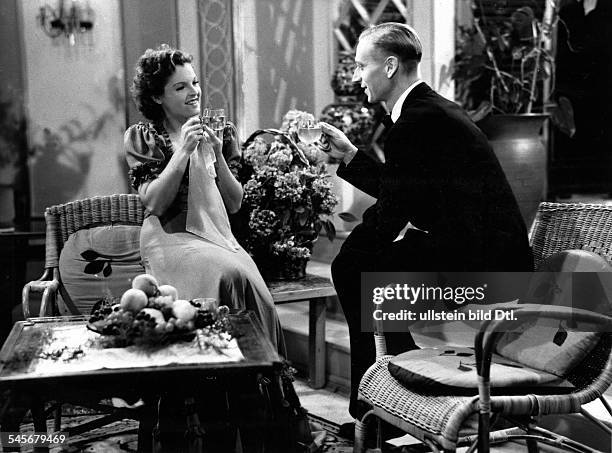 Schneider, Magda - Actress, Germany - *-+ Scene from the movie 'Herzensfreud - Herzensleid' - with Guenther Lueders Directed by: Hubert Marischka...