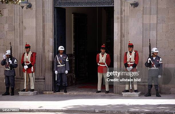 Palastgarde und Polizisten vor demEingang zum Präsidentenpalast in La Paz- 1998