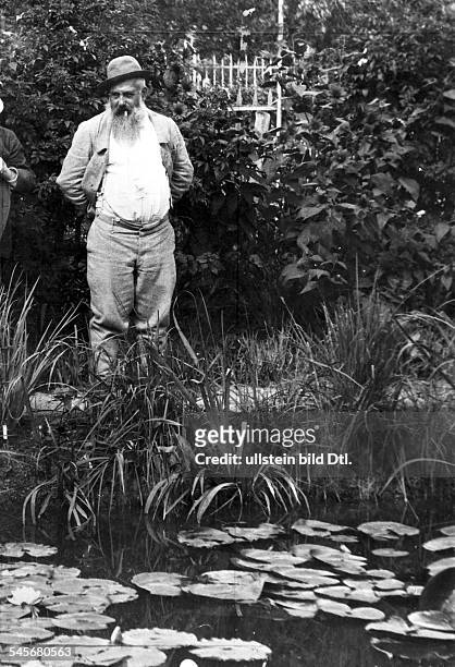 Bildender Künstler, Maler, Frankreichin seinem Garten in Giverny bei Paris- 1923