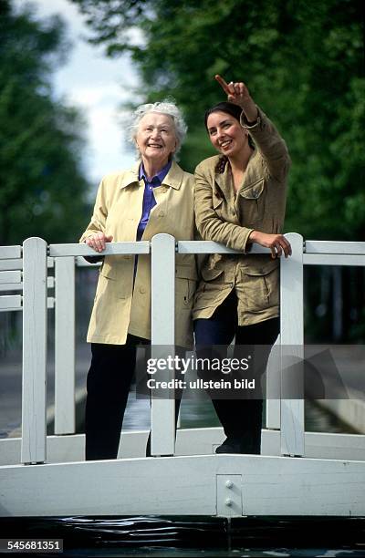 Junge Frau bei Spaziergang mit alter Frau- 1998