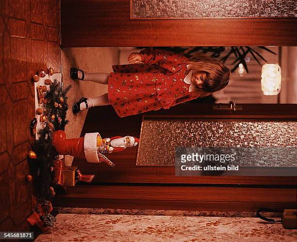 Kleines Mädchen findet gefüllten Nikolaus- Stiefel vor der Tür- 1994