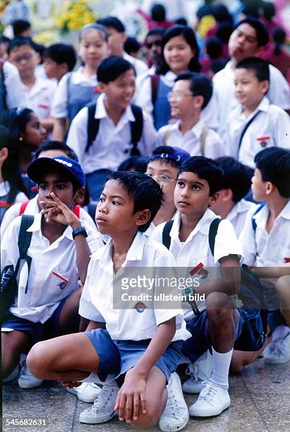Schüler verschiedener ethnischer Herkunftin Schuluniform- 1997