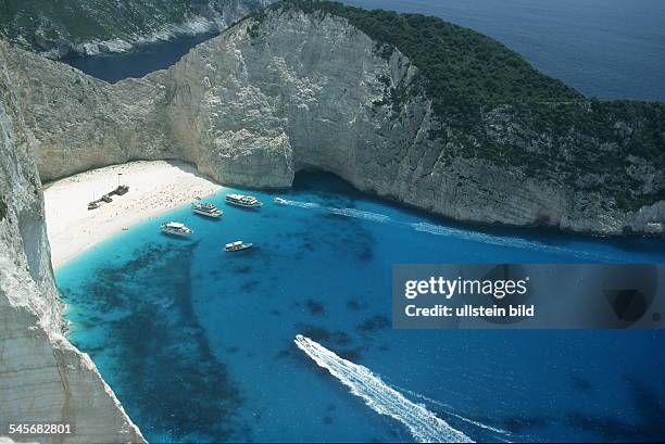 Bucht von Agios Georgios: Wrack eines ehem. Schmugglerschiffes am Strand - 1999