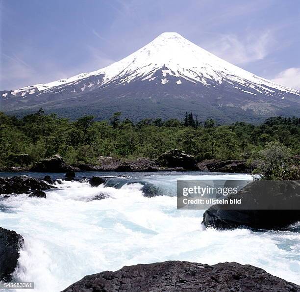 Petrohue Wasserfälle, im Hintergrund derschneebedeckte Vulkan Osorno