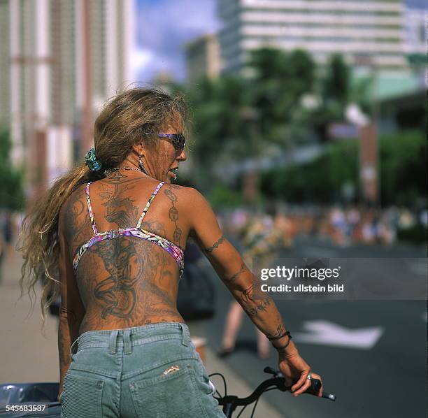 Honolulu / Hawaii: Frau mit Tattoos auf dem Rücken- 2000