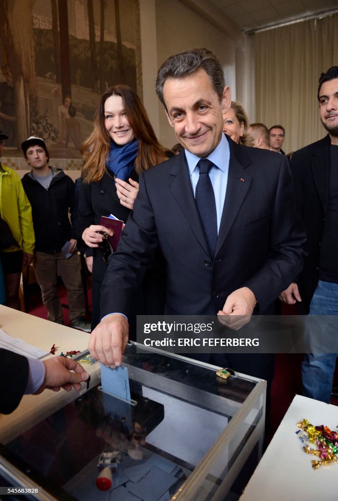 FRANCE2012-ELECTIONS-UMP-SARKOZY-VOTE